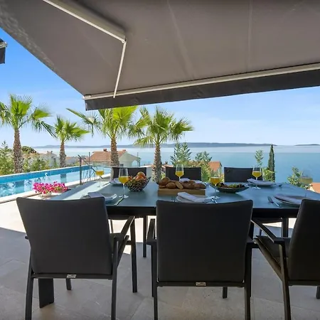 Okrug 4 Bedrooms * Trogir