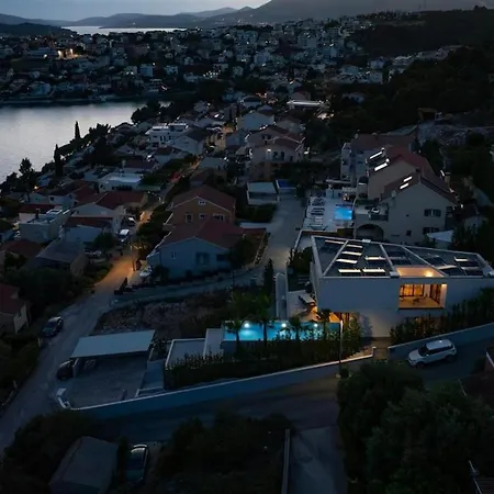 Villa Okrug 4 Bedrooms Trogir